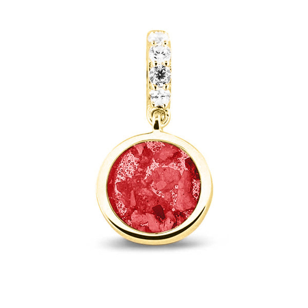 Asbedel rond subtiel design , het hangoog aan de buitenrand afgewerkt met zirkonia's, die aan de voorzijde zichtbaar gevuld wordt met as of haar met een keuze in 20 kleuren. Red