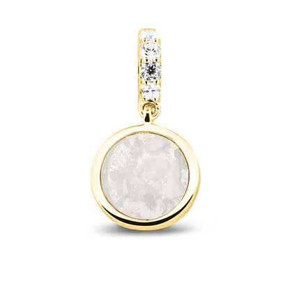 Asbedel rond subtiel design , het hangoog aan de buitenrand afgewerkt met zirkonia's, die aan de voorzijde zichtbaar gevuld wordt met as of haar met een keuze in 20 kleuren. White