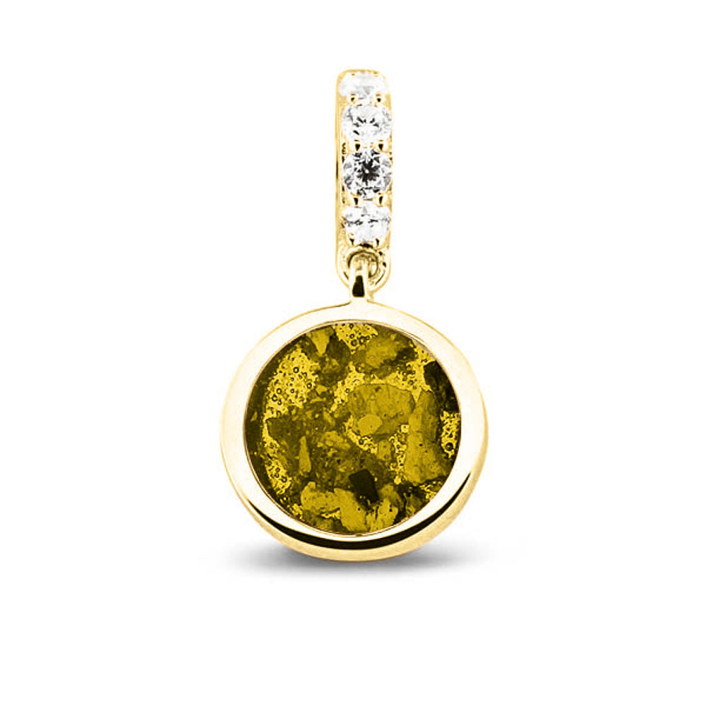 Asbedel rond subtiel design , het hangoog aan de buitenrand afgewerkt met zirkonia's, die aan de voorzijde zichtbaar gevuld wordt met as of haar met een keuze in 20 kleuren. Yellow