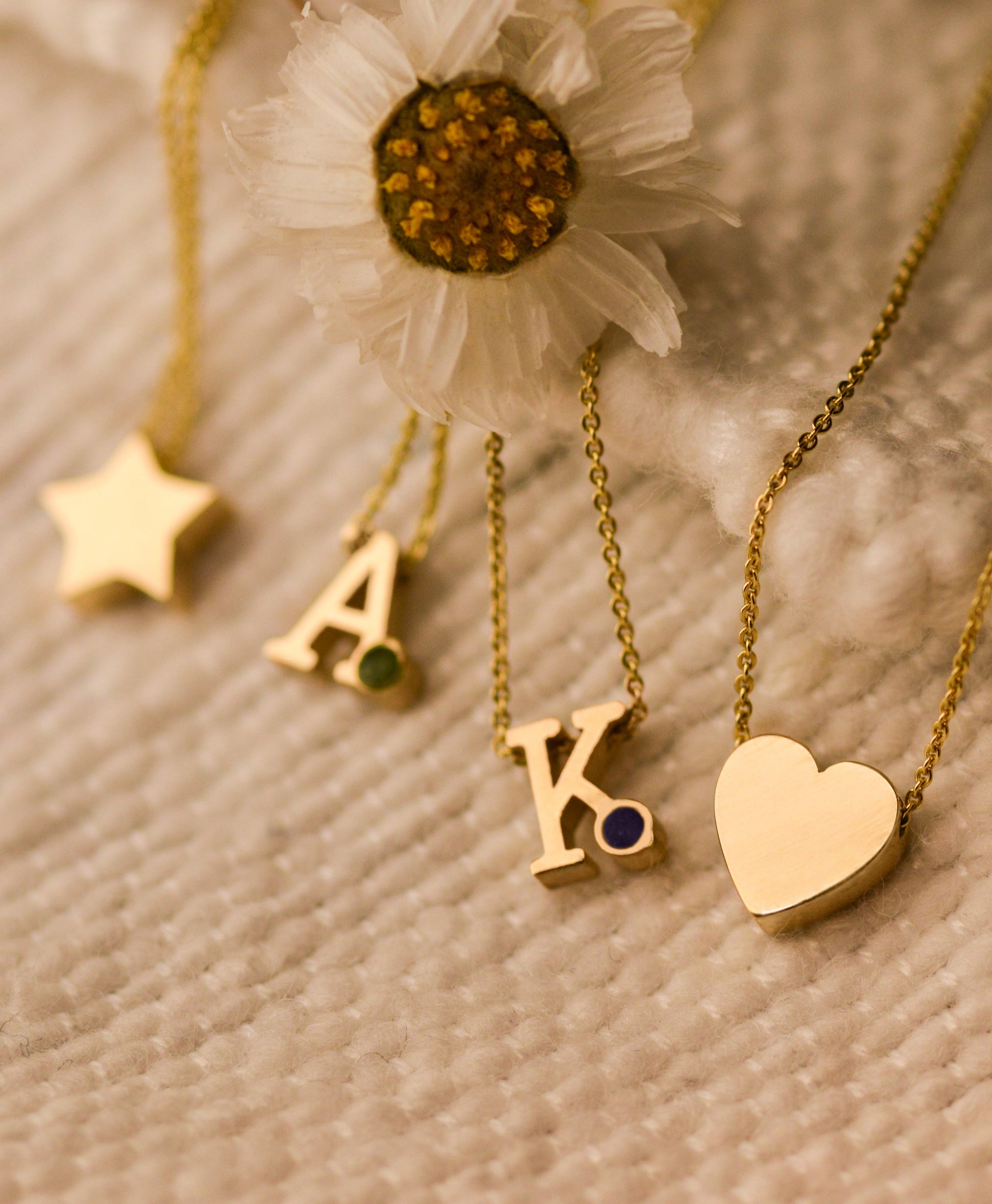 14 KT geelgouden initiaal/letter ashanger  inclusief collier/ketting. Alle