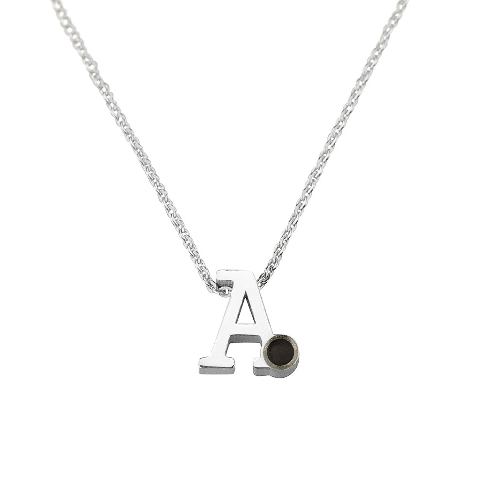 Initiaal/letter ashanger inclusief collier/ketting. Black