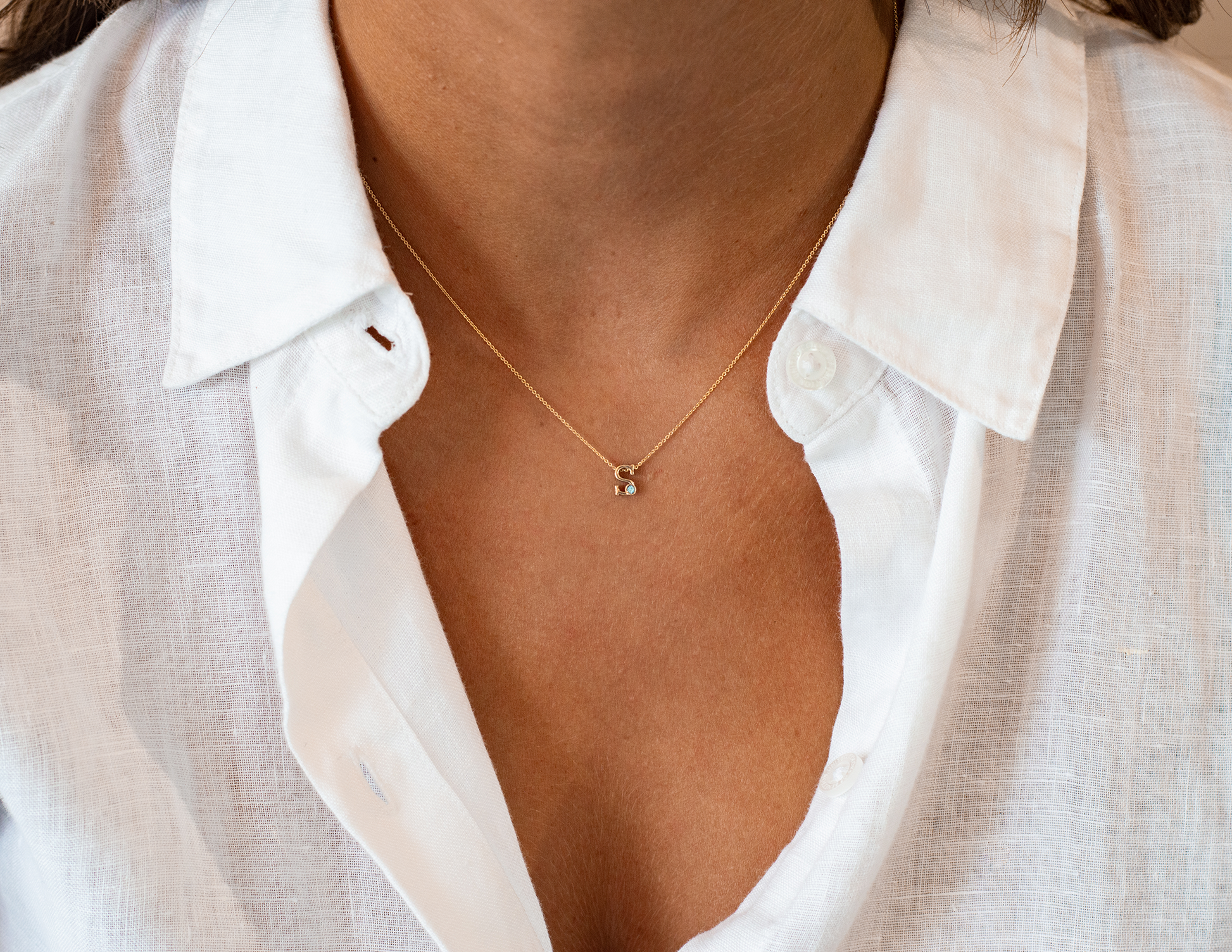 14 KT gouden initiaal/letter ashanger, gedenksieraad.alle