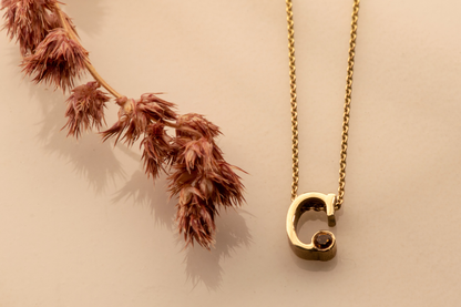 Geelgouden letter gedenkhanger met geboortesteentje inclusief collier