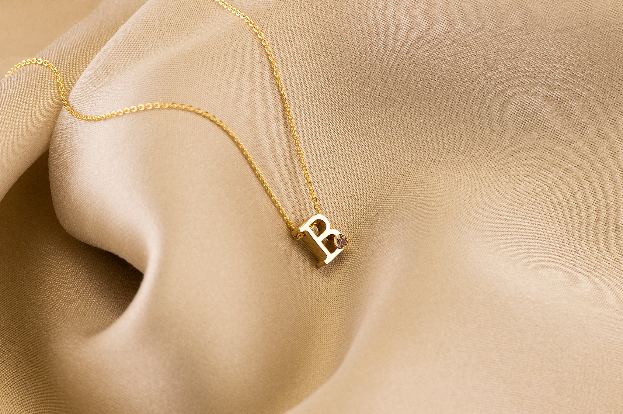 Geelgouden letter gedenkhanger met geboortesteentje inclusief collier