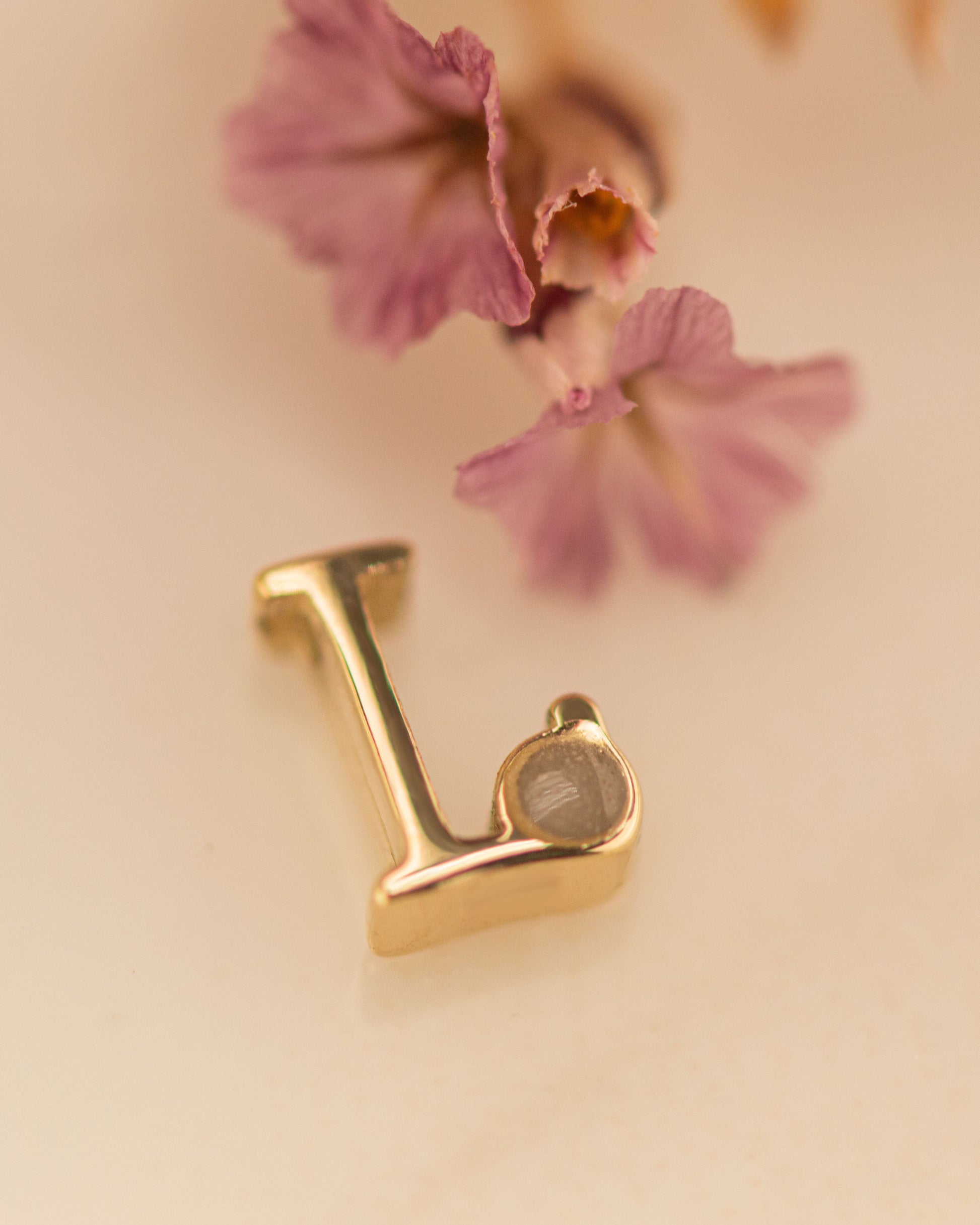 14 KT geelgouden initiaal/letter ashanger, gedenksieraad,alle