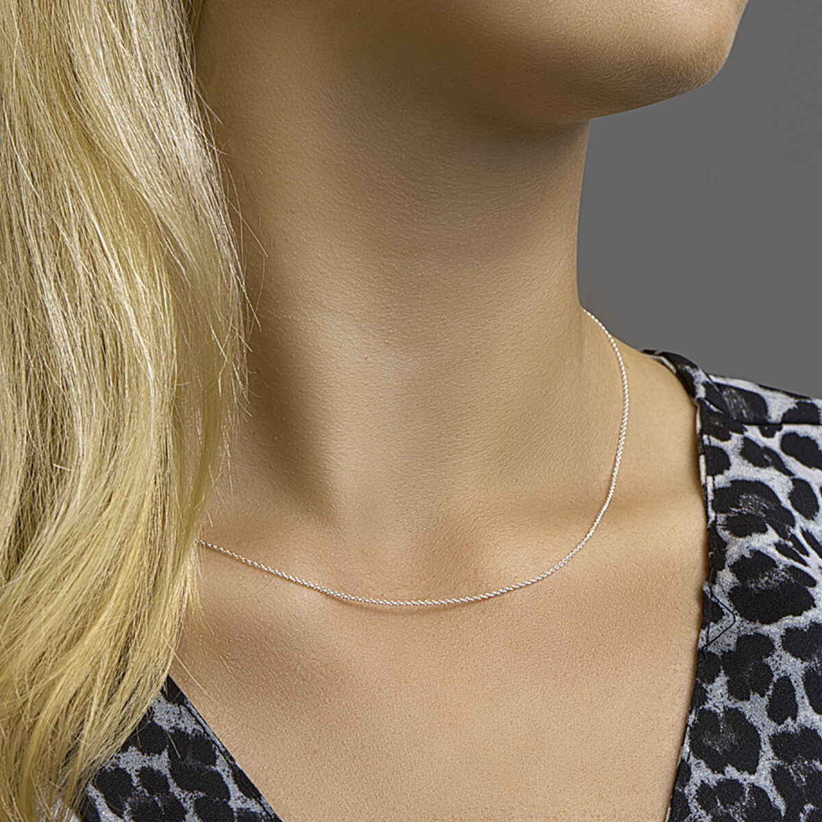 Zilveren collier gepolijst met anker schakel gediamanteerd. Deze uitvoering heeft een hele mooie uitstraling