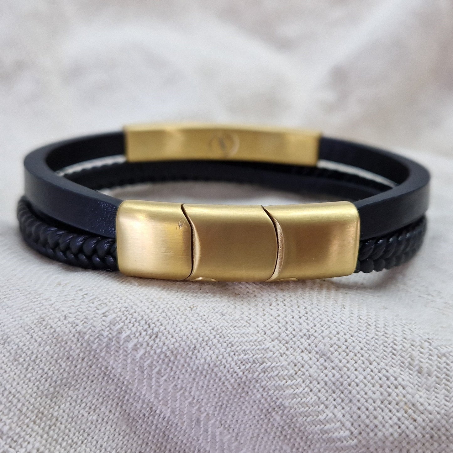 Lederen as armband uitgerust met een RVS ashouder en sluiting met magneet.  Alle