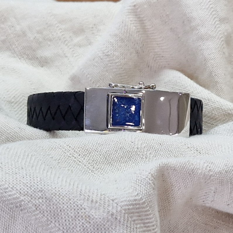 Lederen armband voorzien van as of haar in sluiting in zilver of goud.alle