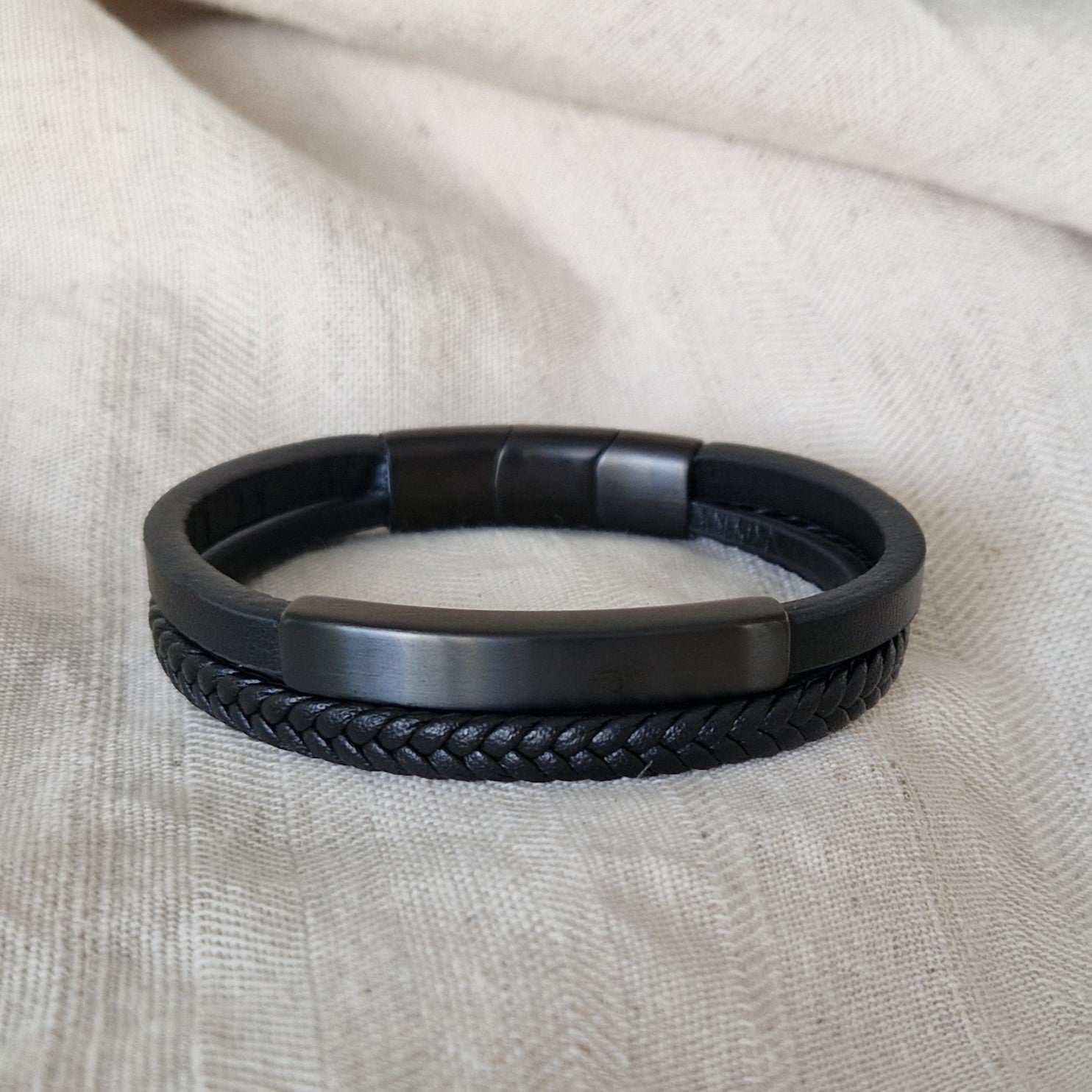 Lederen as armband uitgerust met een RVS ashouder en sluiting met magneet.  