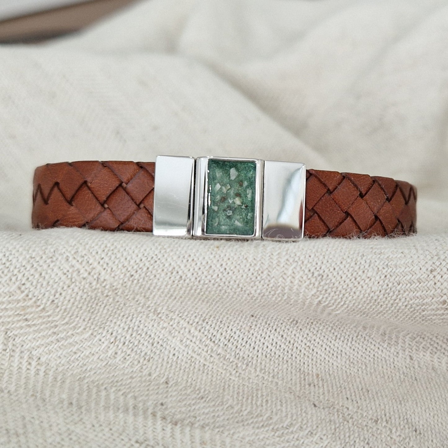 Lederen armband voorzien van as of haar in sluiting in zilver of goud.alle