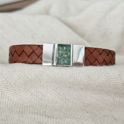 Lederen armband voorzien van as of haar in sluiting in zilver of goud.alle