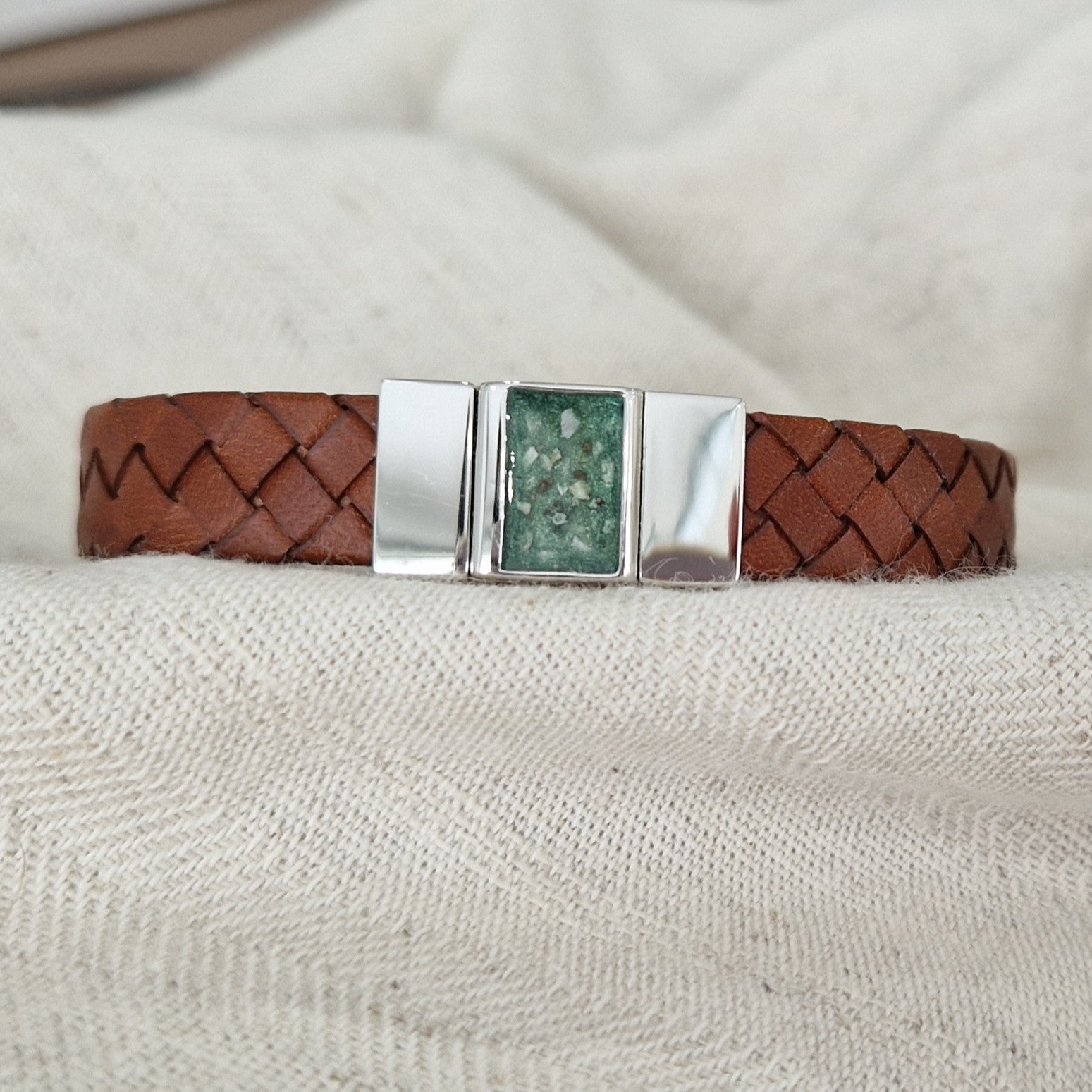 Lederen armband voorzien van as of haar in sluiting in zilver of goud.alle