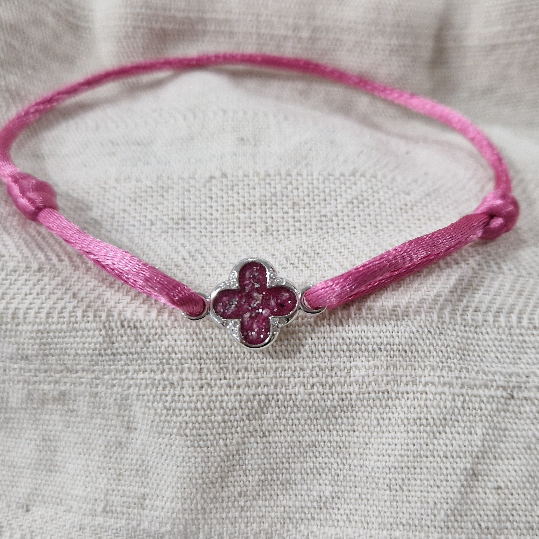 Satijnen koord armband, met klavertje vier