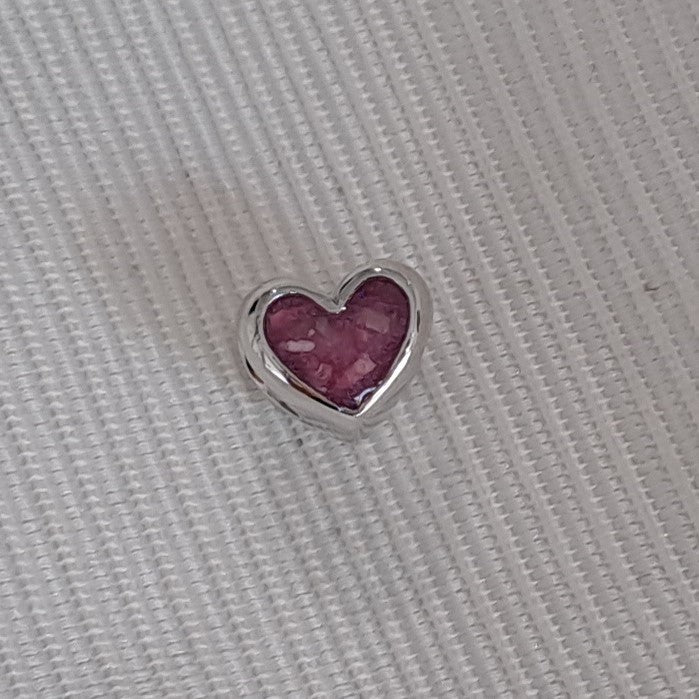 Hartvormige asbedel, aan beide zijdes zichtbaar gevuld met as of haar.  gedenksieraad . Alle