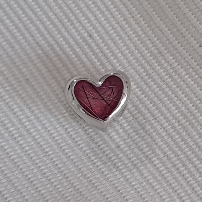 Hartvormige asbedel, aan beide zijdes zichtbaar gevuld met as of haar.  gedenksieraad . Alle