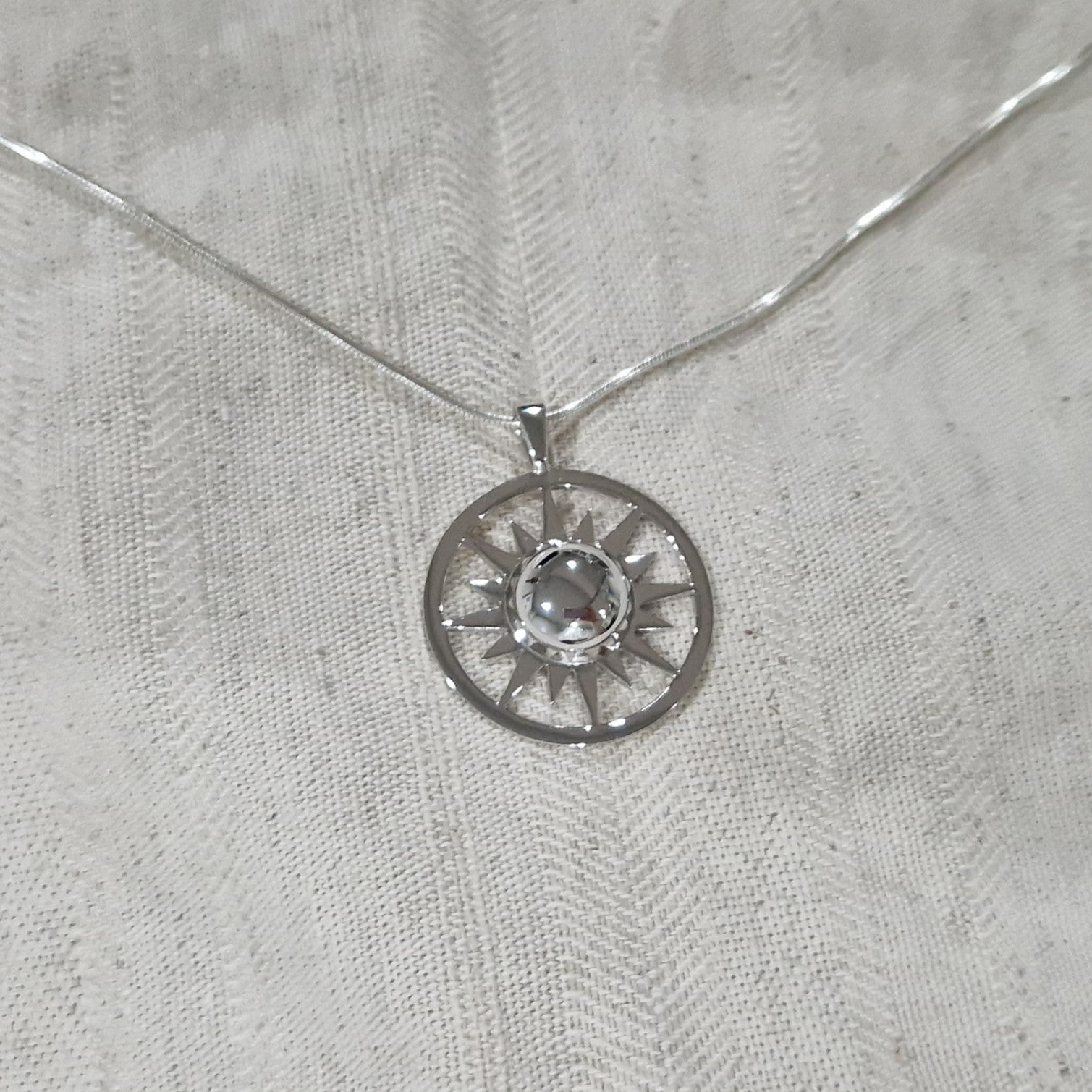 Zon hanger, de ashangers uit deze collectie gedenksieraden zijn eenvoudig zelf te vullen en te bestellen in zilver 925 sterling, geelgoud en witgoud. Alle