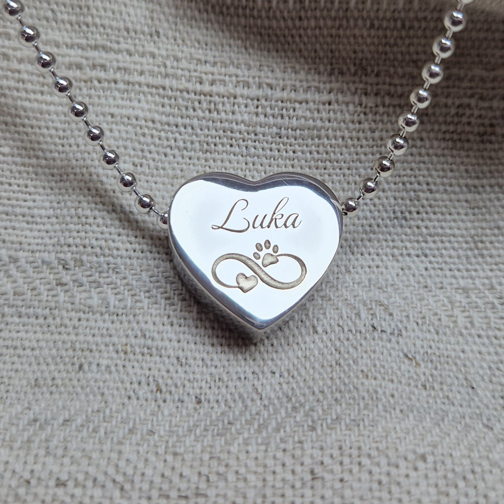 Hanger in hart vorm, de ashangers uit deze collectie gedenksieraden zijn eenvoudig zelf te vullen .Alle