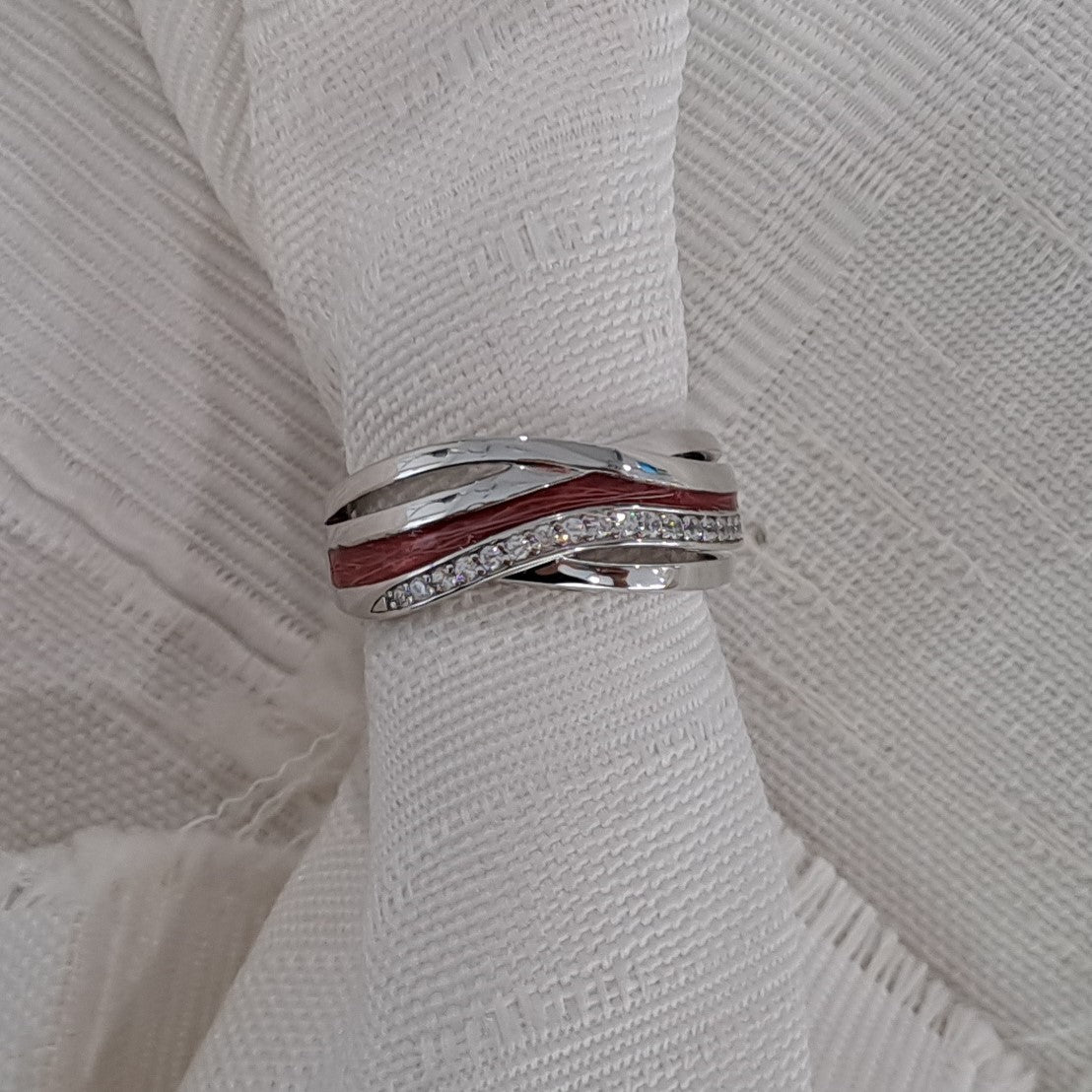 Gedenksieraad, creatieve ring 8 mm waar aan de bovenzijde zichtbaar as of haar verwerkt wordt in een deel van de ringband, een andere band is gezet met zirkonia's of diamanten naar keuze.  Alle