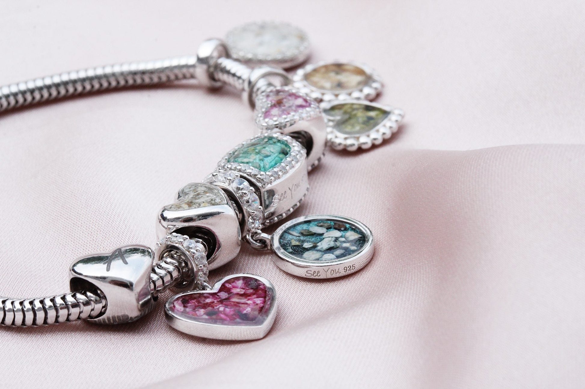 Zilveren bedelarmband verkrijgbaar in 3 lengtematen. In de armband zelf kan geen as of haar bewaard worden, enkel in de bedels. Tevens geschikt voor pandora bedels.alle