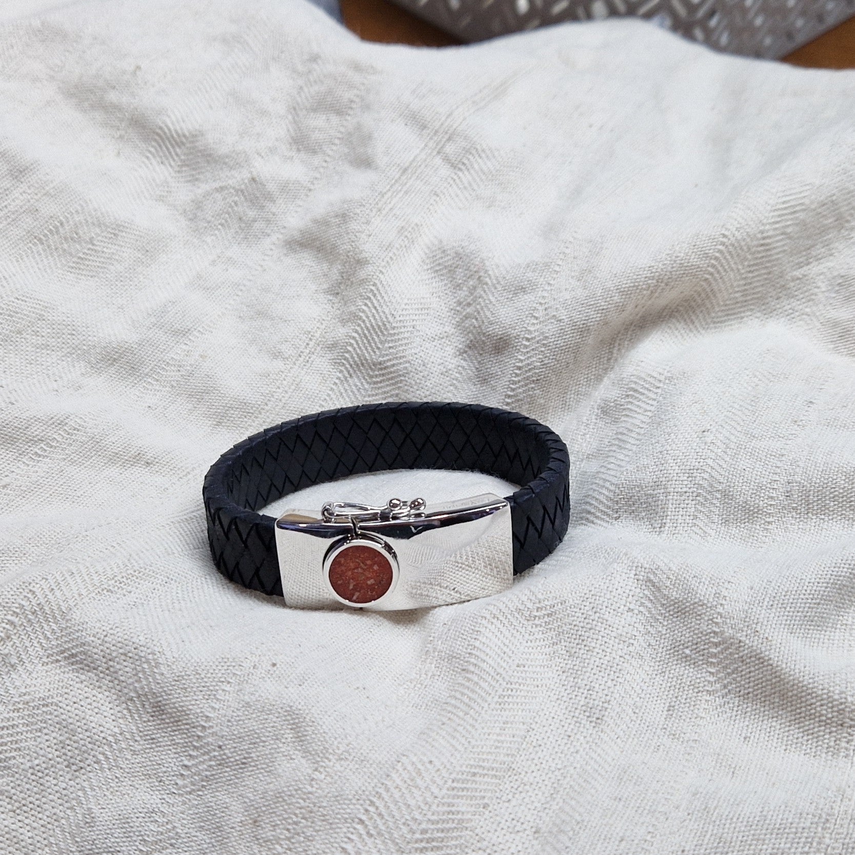 Lederen armband voorzien van as of haar in sluiting in zilver of goud.alle