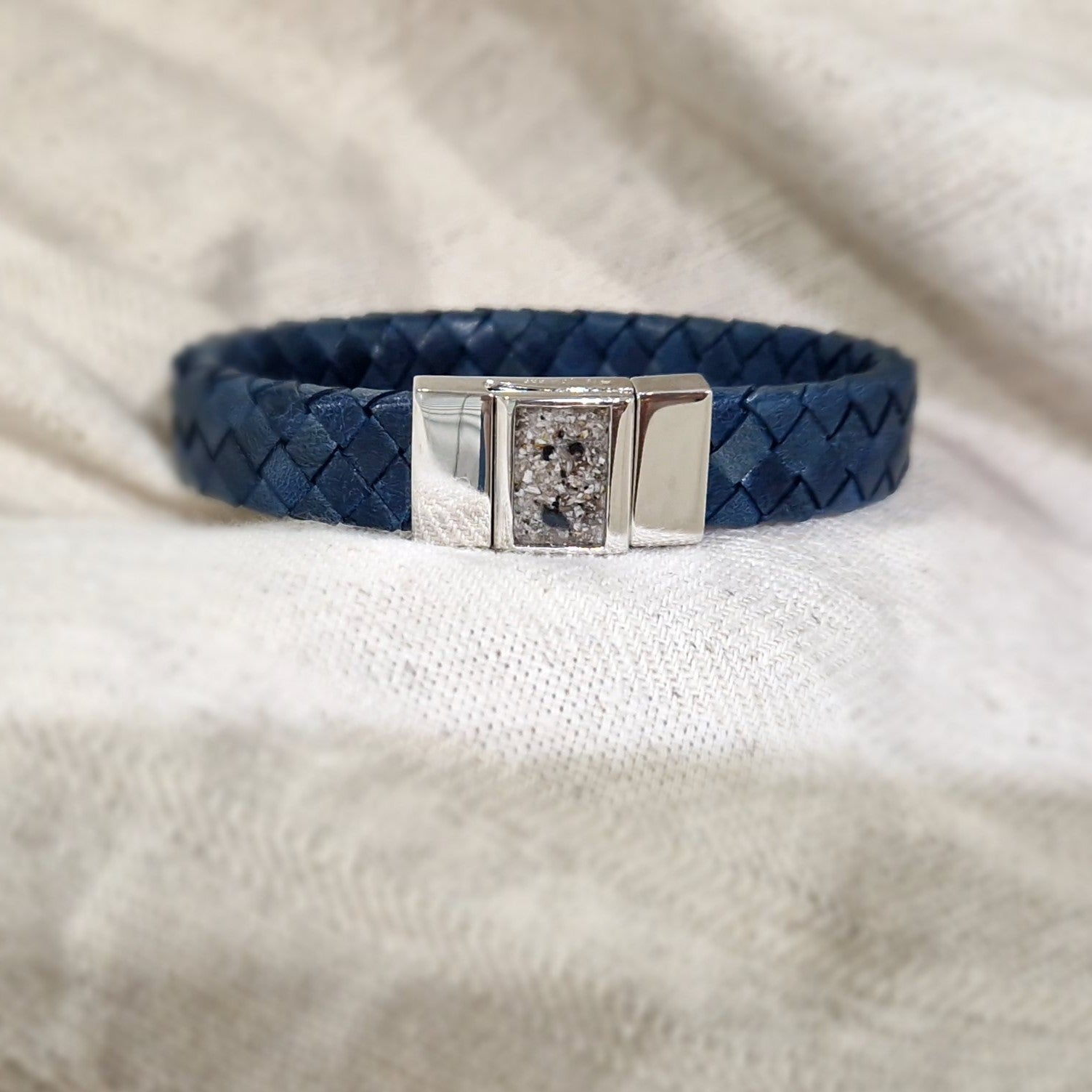 Lederen armband voorzien van as of haar in sluiting in zilver of goud.alle