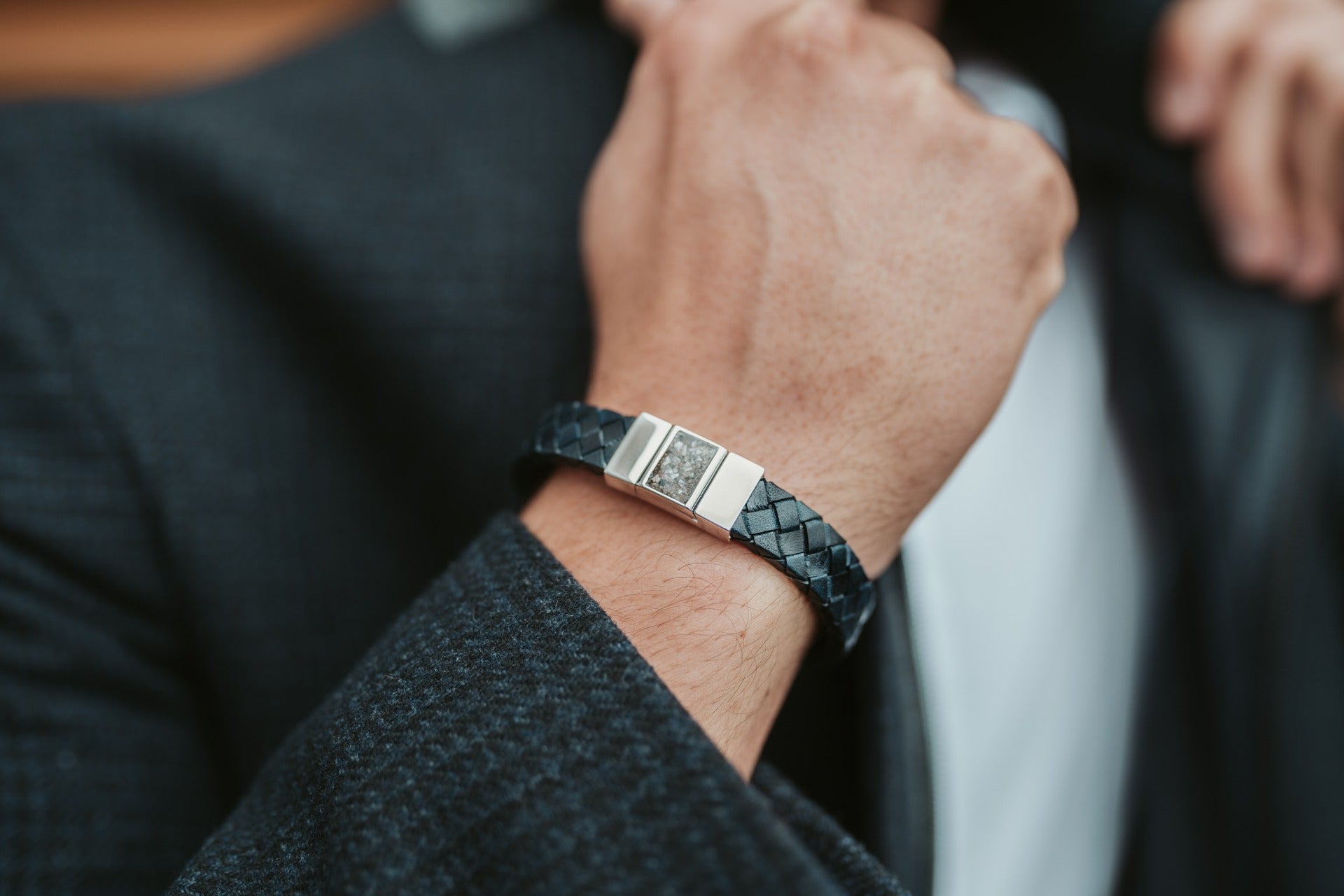 Lederen armband voorzien van as of haar in sluiting in zilver of goud