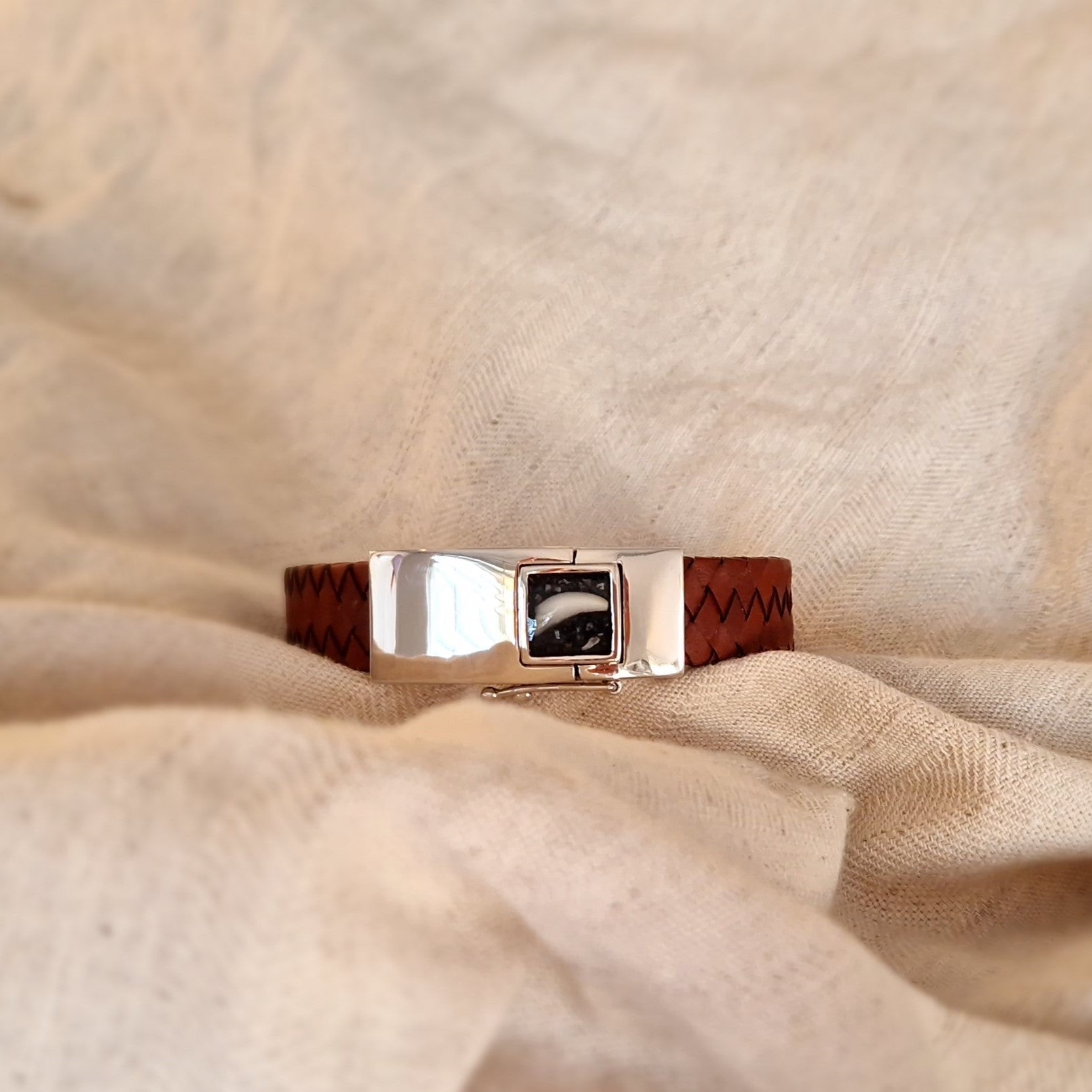 Lederen armband voorzien van as of haar in sluiting in zilver of goud.alle