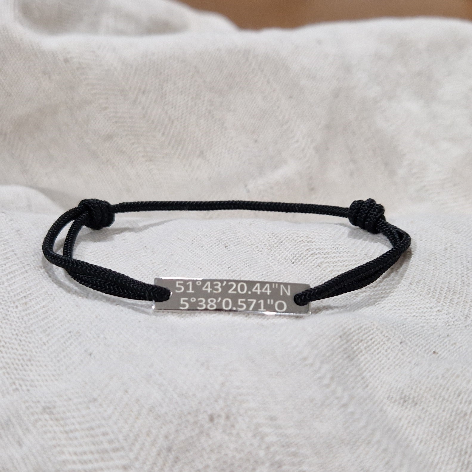 Para koord armband, met graveerplaatje aan de voorzijde. alle