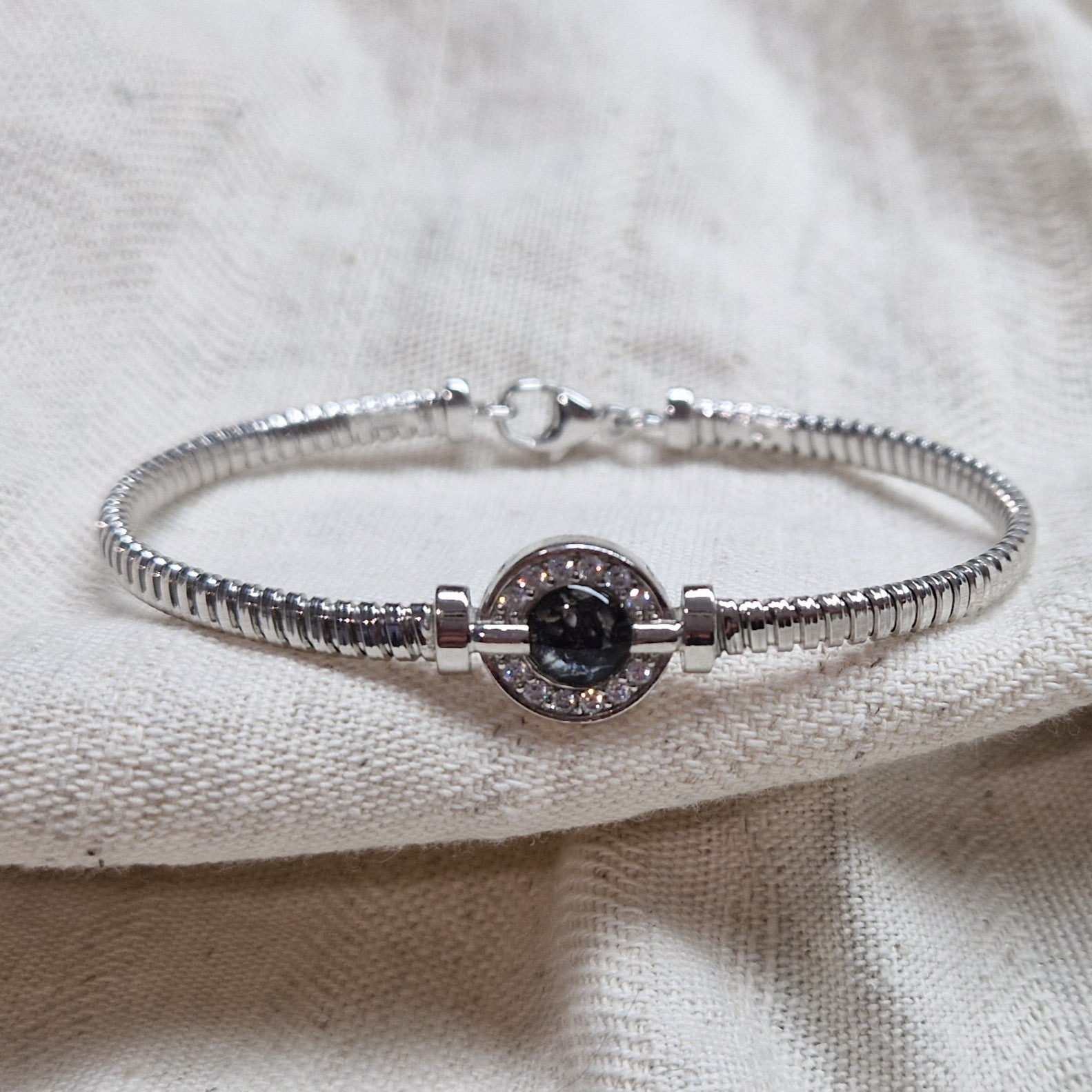 Zilveren as armband met ornamentje, dat gevuld kan worden met as.alle