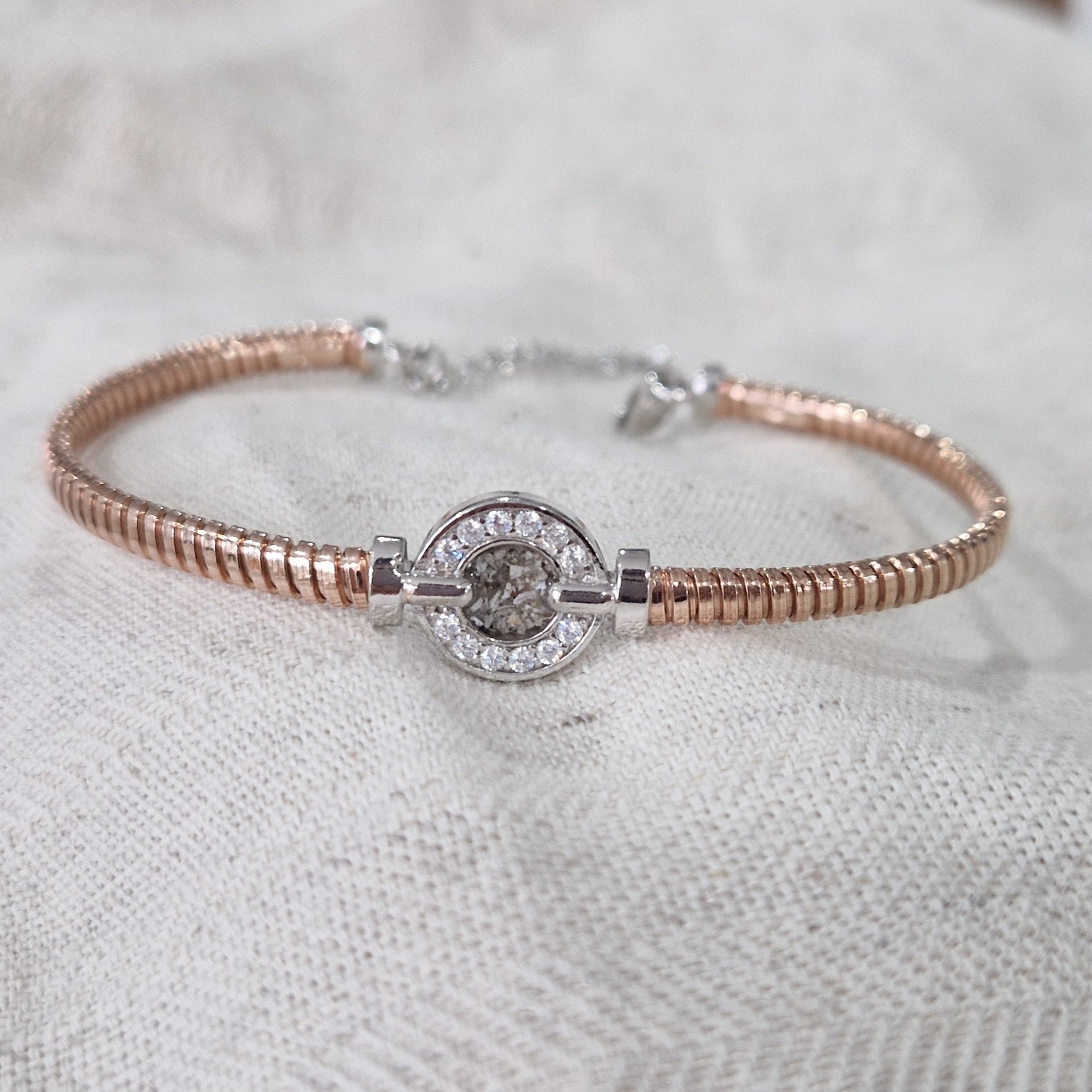 Zilveren vergulde as armband afgewerkt rondom met zirkonia's. alle