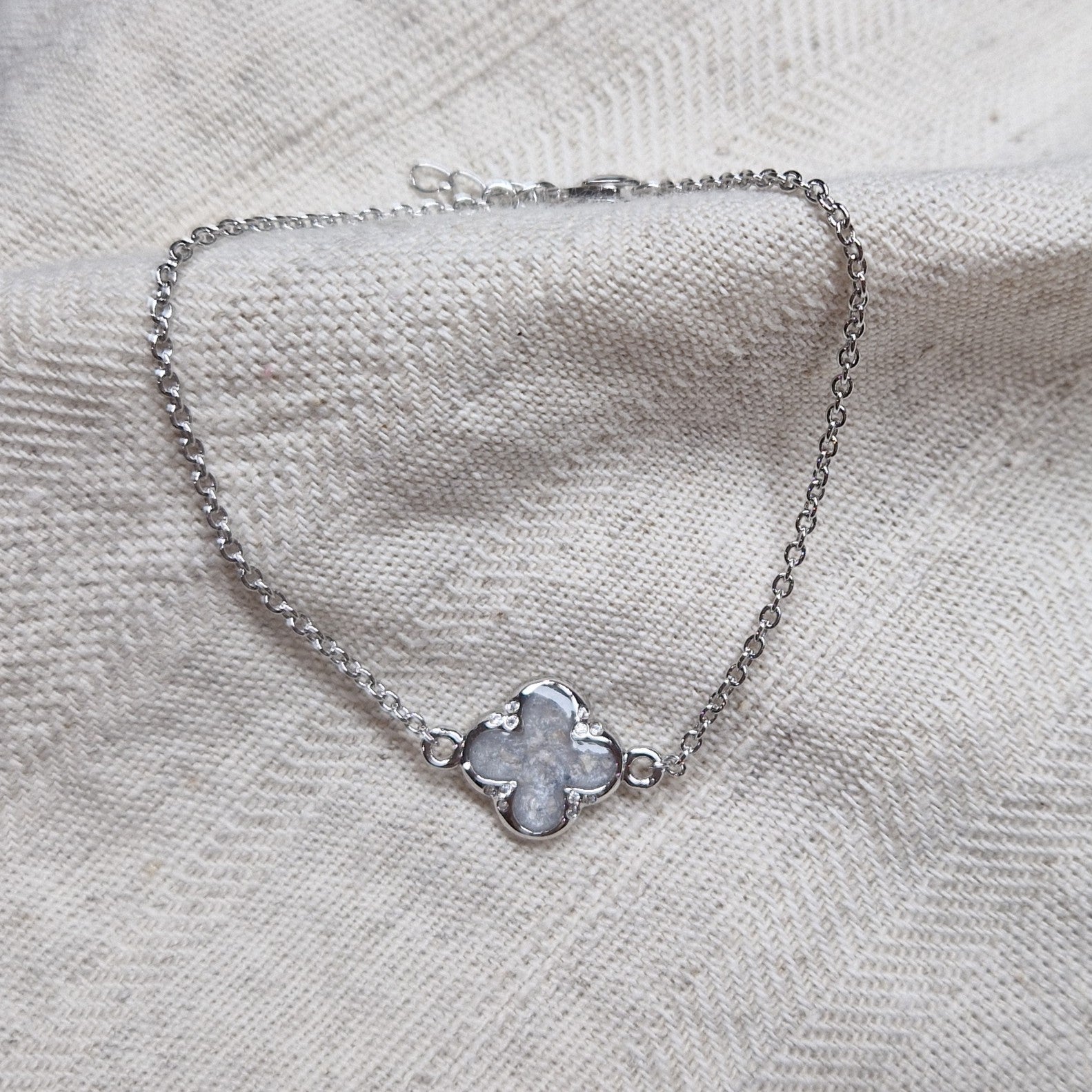 Klavertje vier as armband 11.5 mm, gedenksieraad met zirkonia's afgewerkt.alle