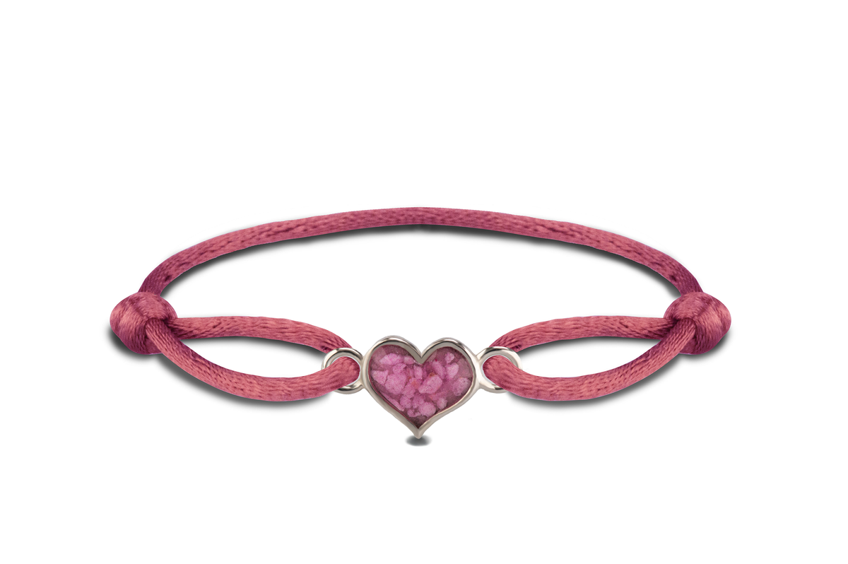 Satijnen koord armband, met hartje als compartiment in het midden aan de voorzijde.