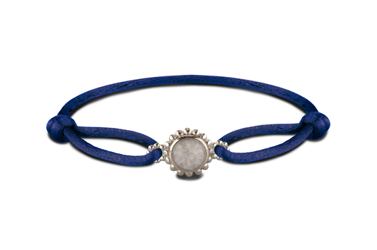 Satijnen koord armband, met compartiment afgewerkt in parelrand in het midden aan de voorzijde. 