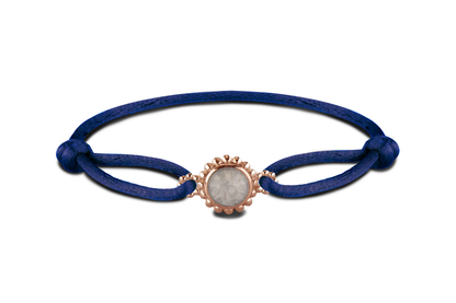 Satijnen koord armband, met compartiment afgewerkt in parelrand in het midden aan de voorzijde.