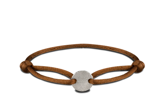 Satijnen koord armband, met rond graveerplaatje aan de voorzijde. Gedenksieraden