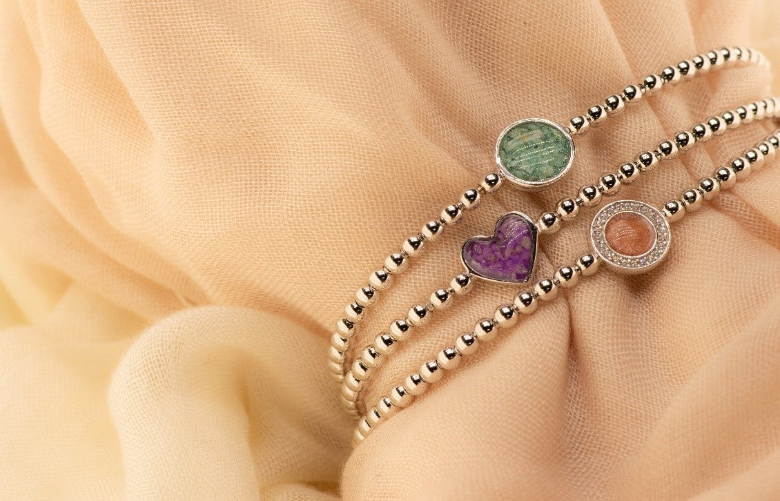 Flexibele as armband met rondje als compartiment voor as of haar, gedenksieraden.