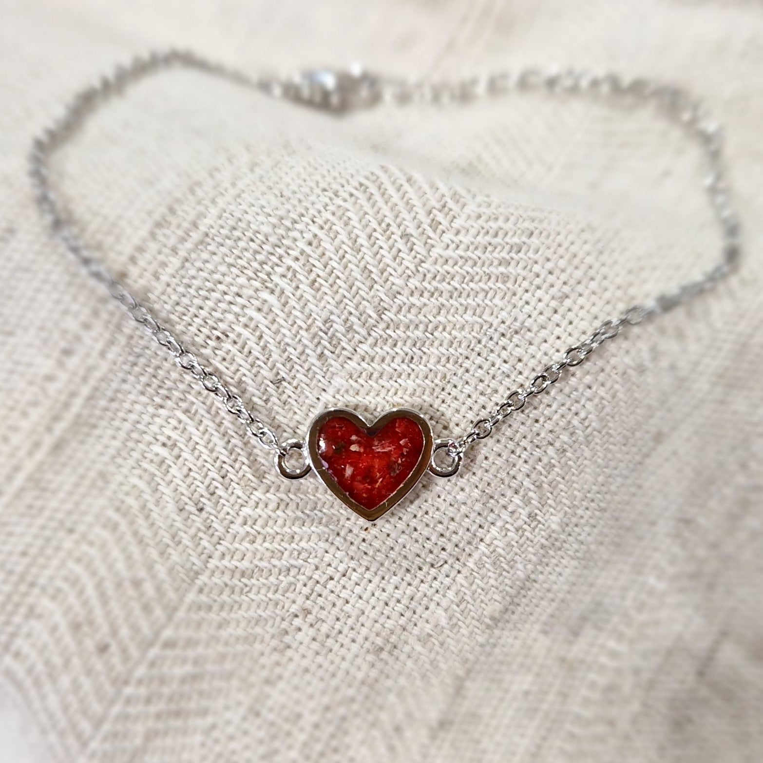 as armband met hartje als gedenksieraad. Alle