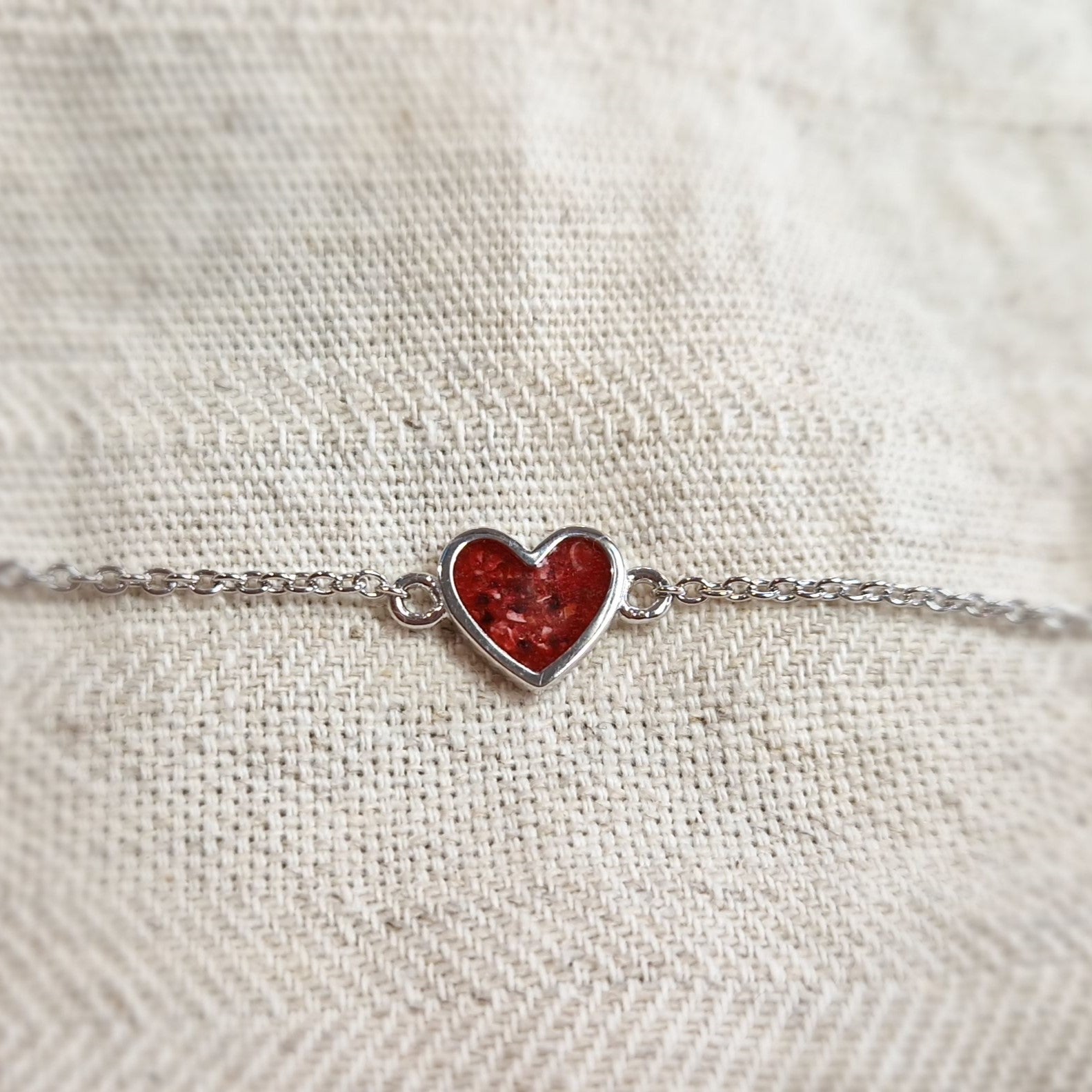 as armband met hartje als gedenksieraad. Alle