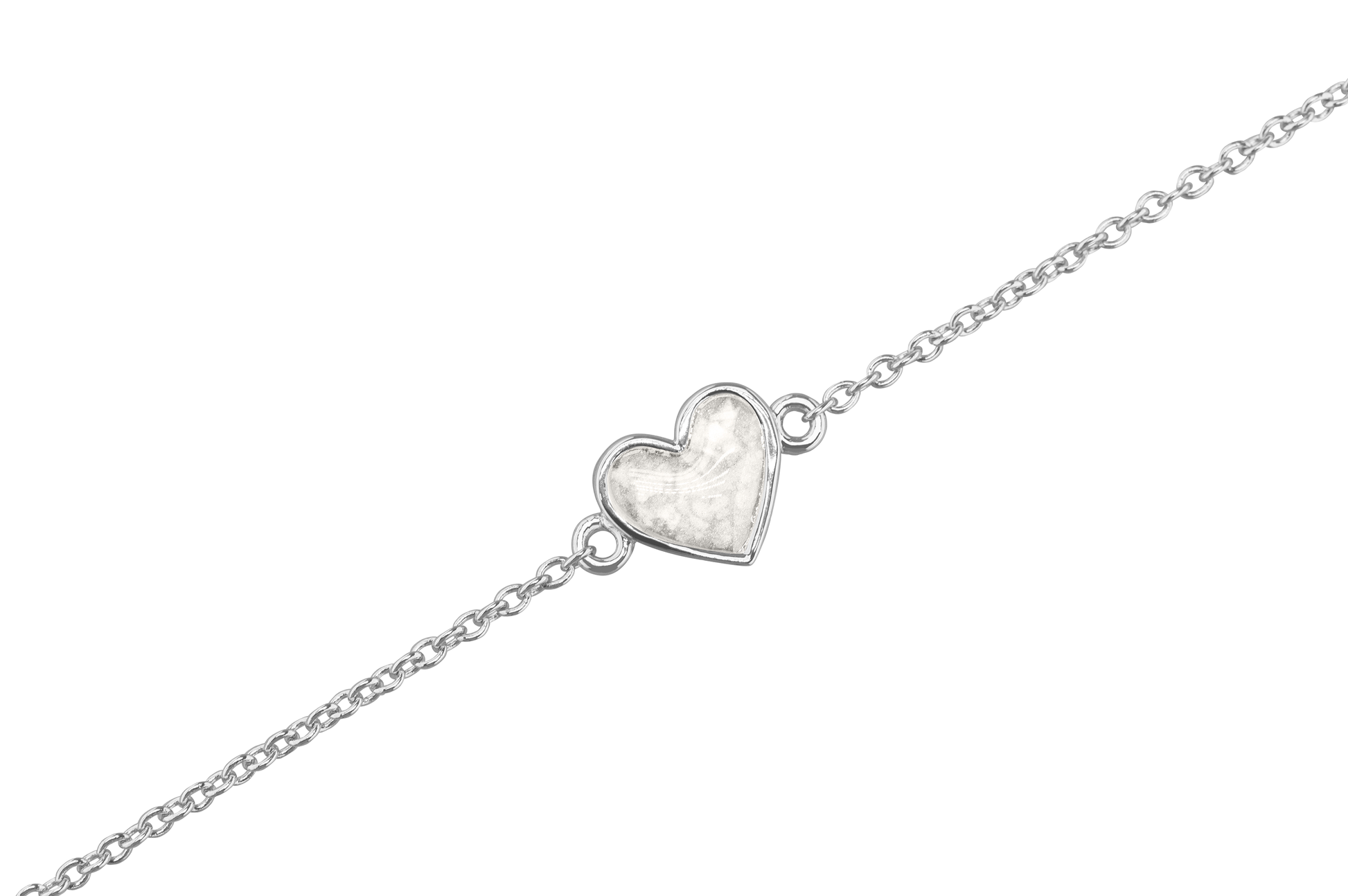 as armband met hartje als gedenksieraad. White