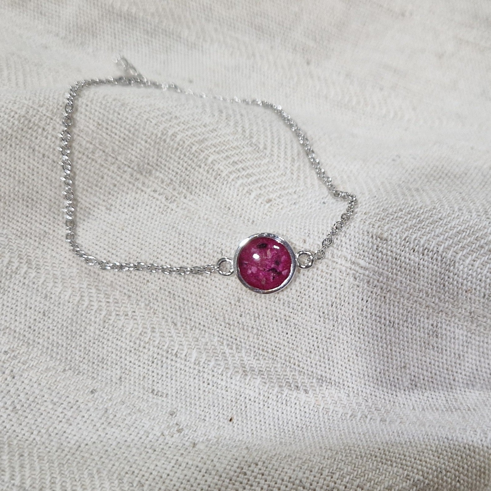 As armband met rondje als compartiment in het midden aan de voorzijde. Alle