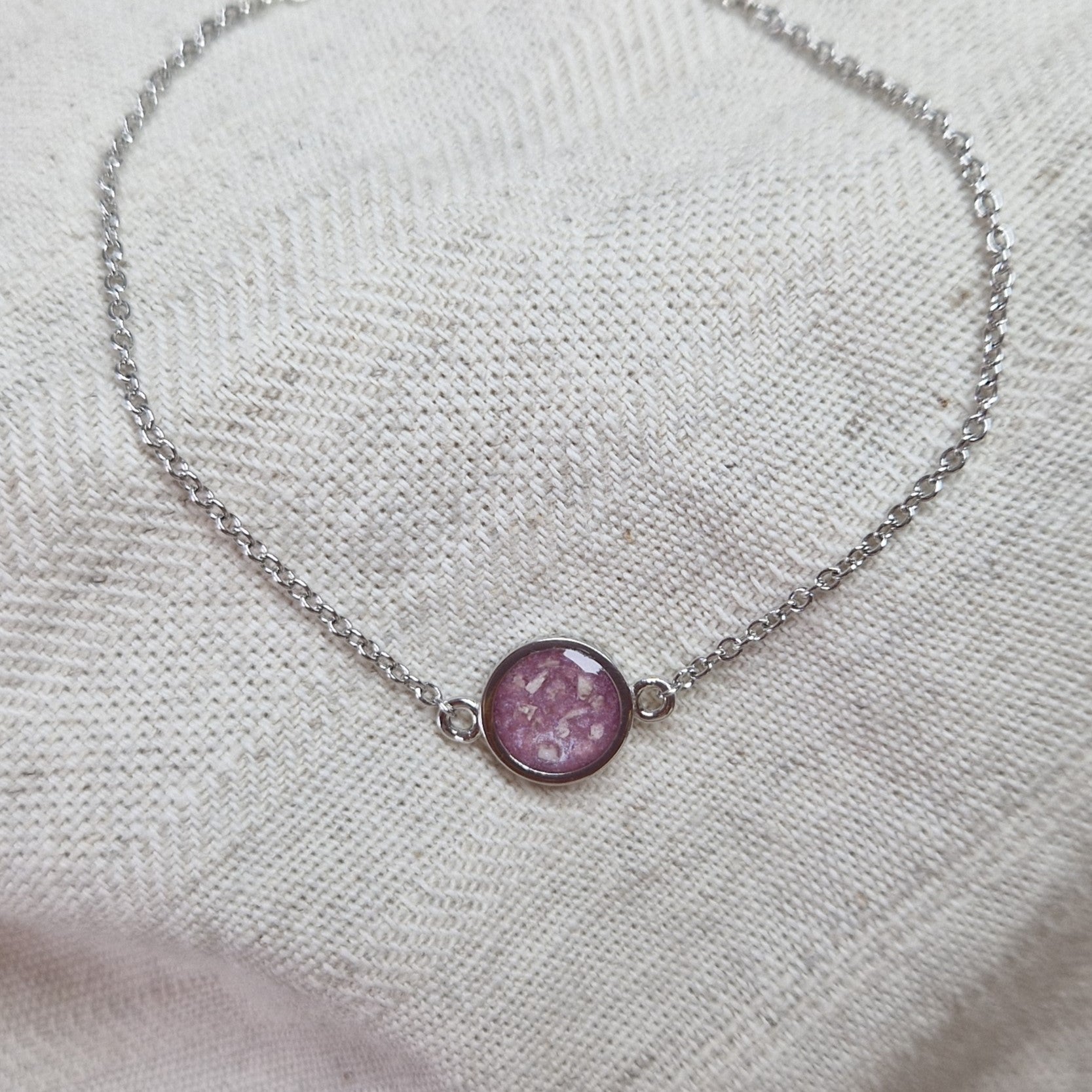 As armband met rondje als compartiment in het midden aan de voorzijde. Alle