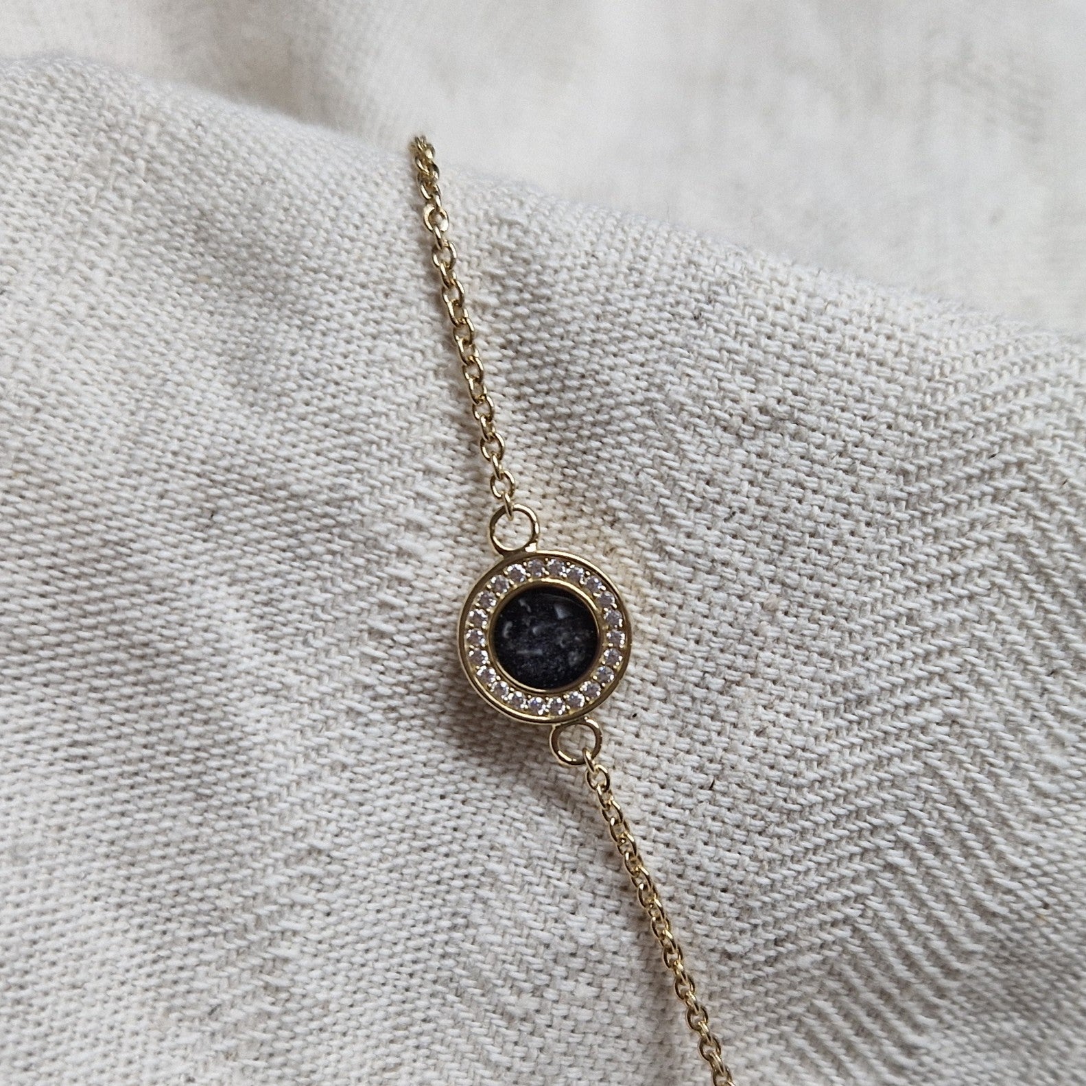 As armband met rondje als compartiment in het midden aan de voorzijde. alle