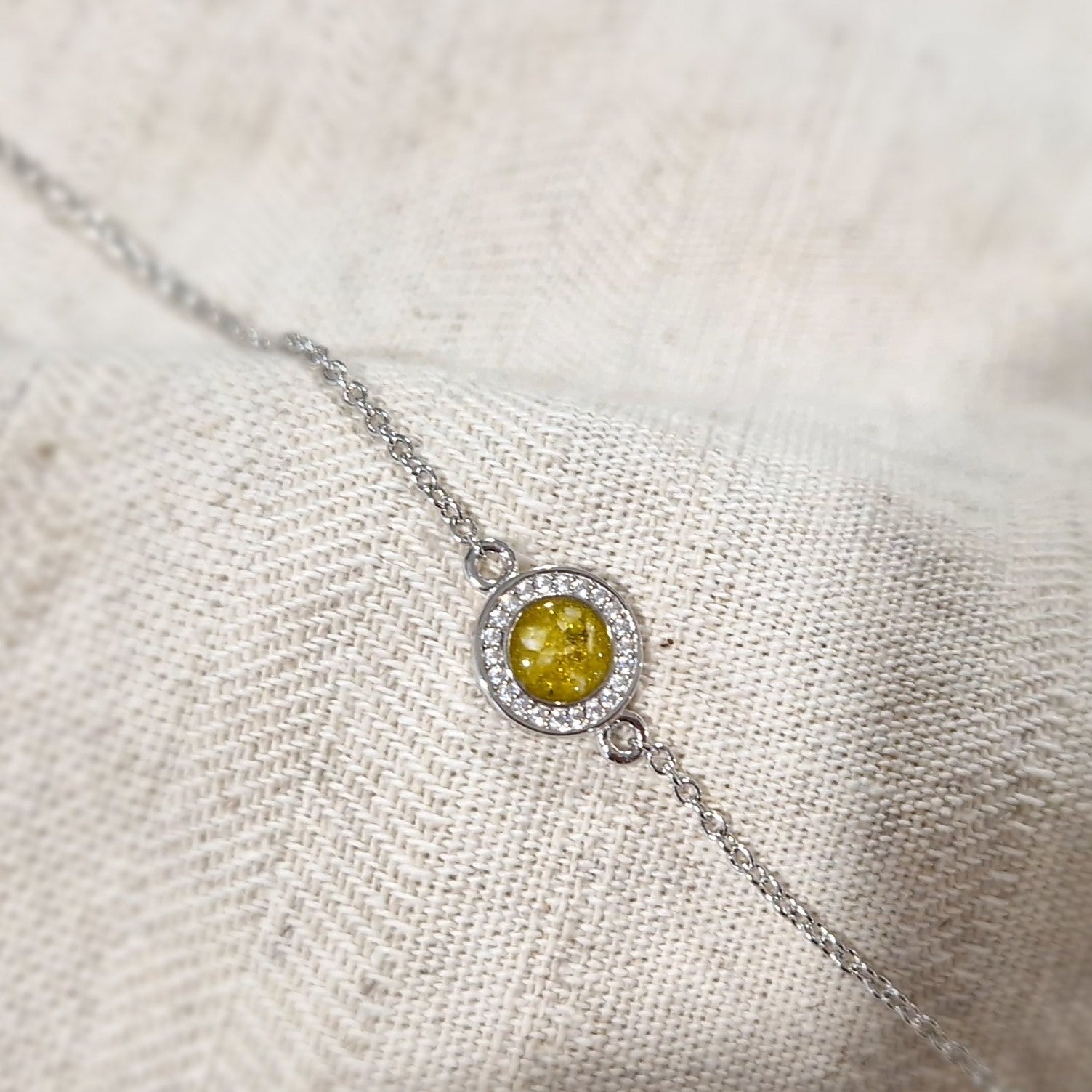 As armband met rondje als compartiment in het midden aan de voorzijde. alle