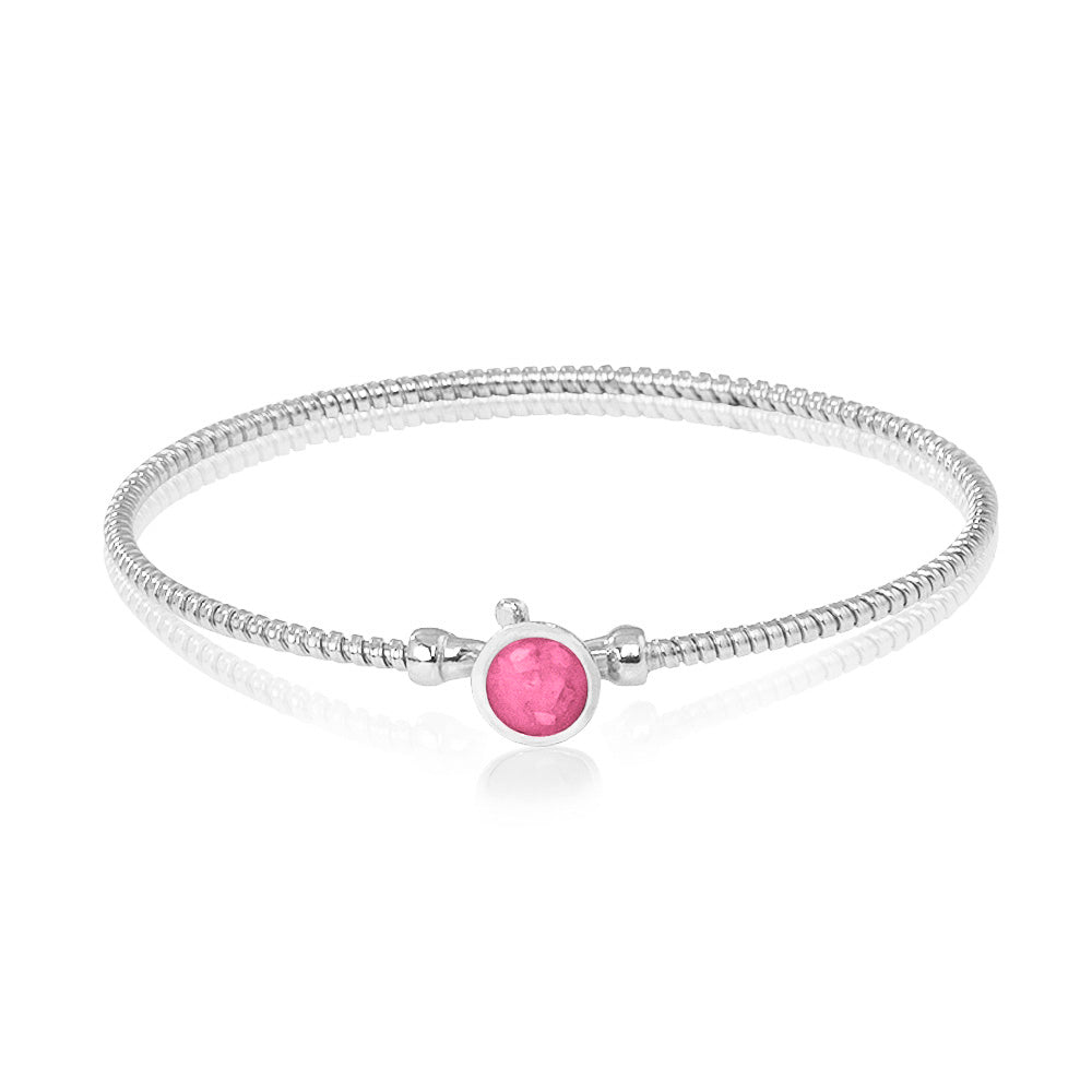 Zilveren as armband met in het midden een ornamentje, gedenksieraad. Fluo