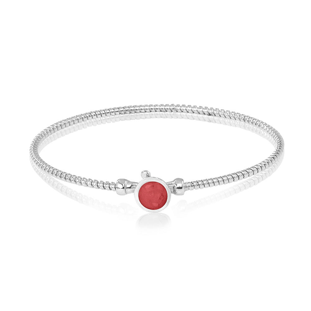Zilveren as armband met in het midden een ornamentje, gedenksieraad. Red