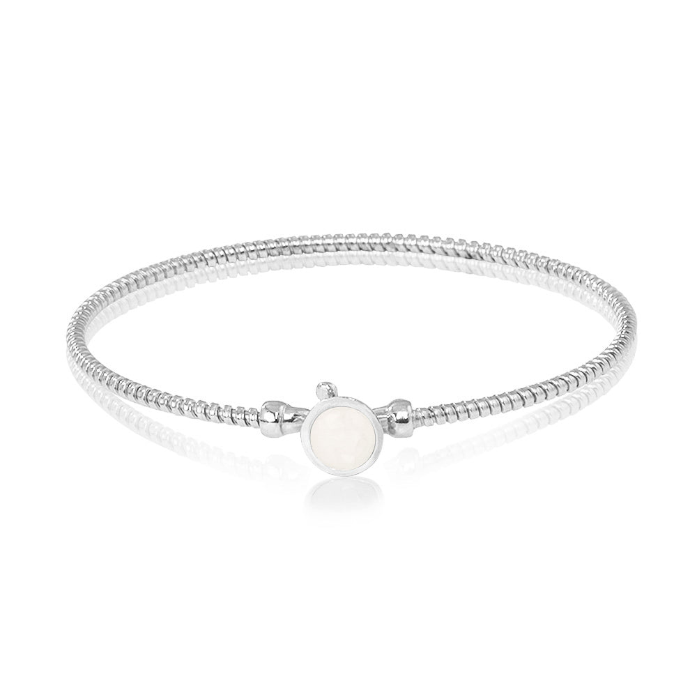 Zilveren as armband met in het midden een ornamentje, gedenksieraad. White