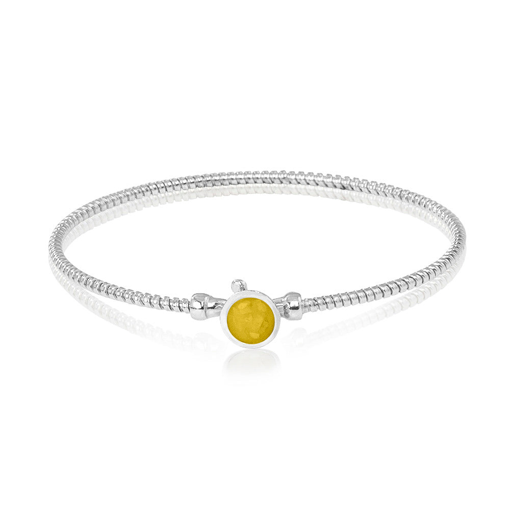 Zilveren as armband met in het midden een ornamentje, gedenksieraad. Yellow