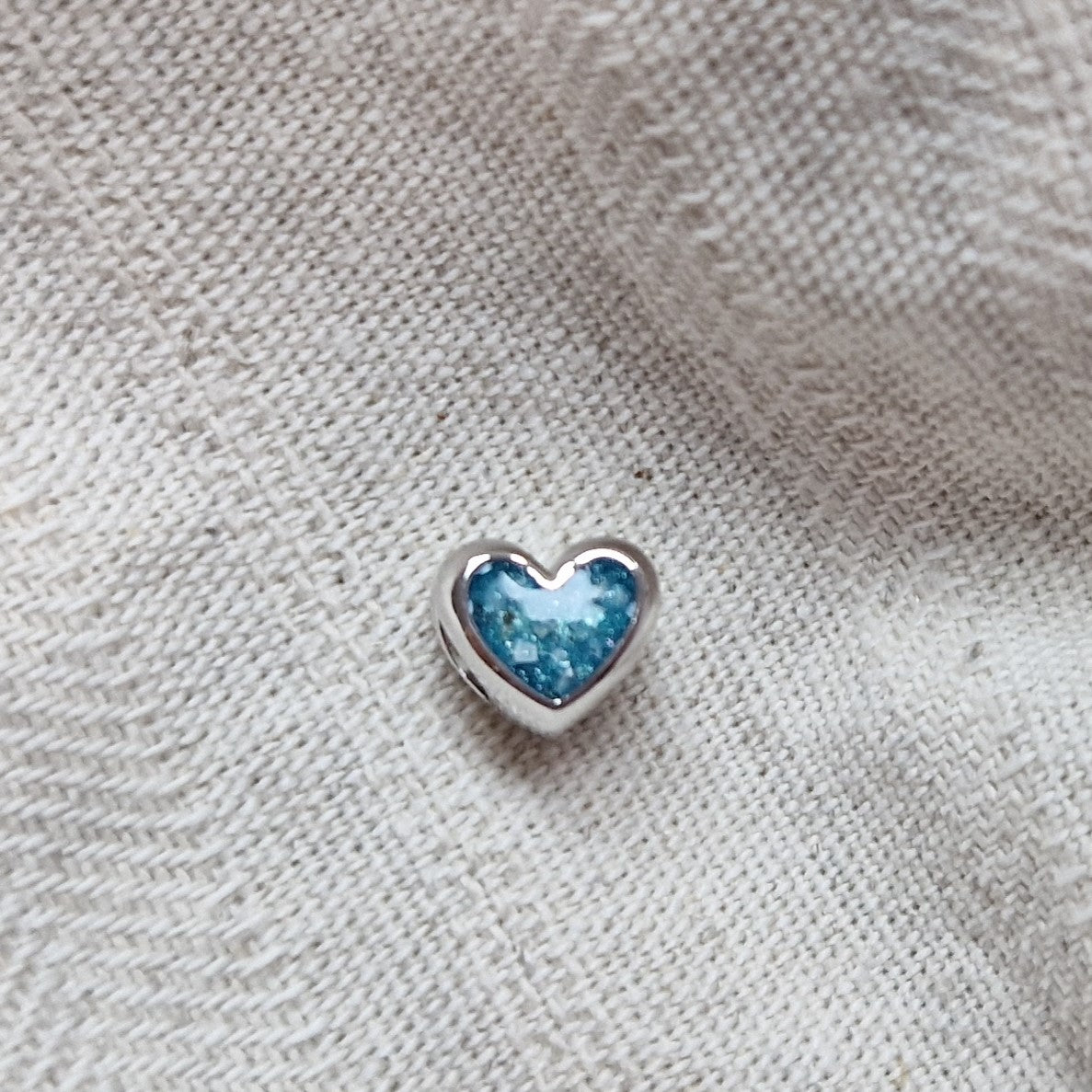 Hartvormige asbedel, aan beide zijdes zichtbaar gevuld met as of haar.  gedenksieraad . Alle