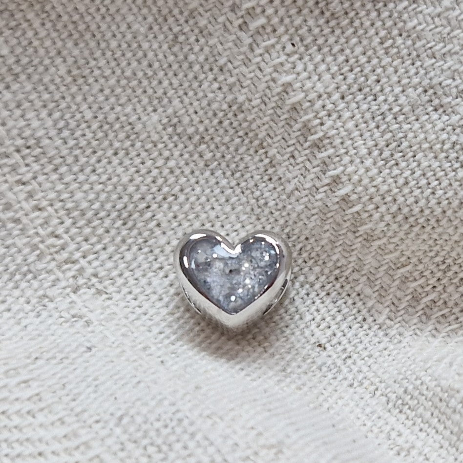 Hartvormige asbedel, aan beide zijdes zichtbaar gevuld met as of haar.  gedenksieraad . Alle