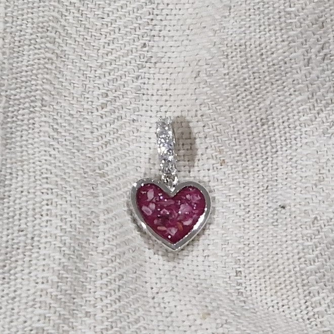 Hartvormige asbedel, het hangoog aan de buitenrand afgewerkt met zirkonia's die aan de voorzijde zichtbaar gevuld wordt met as of haar met een keuze in 20 kleuren.alle